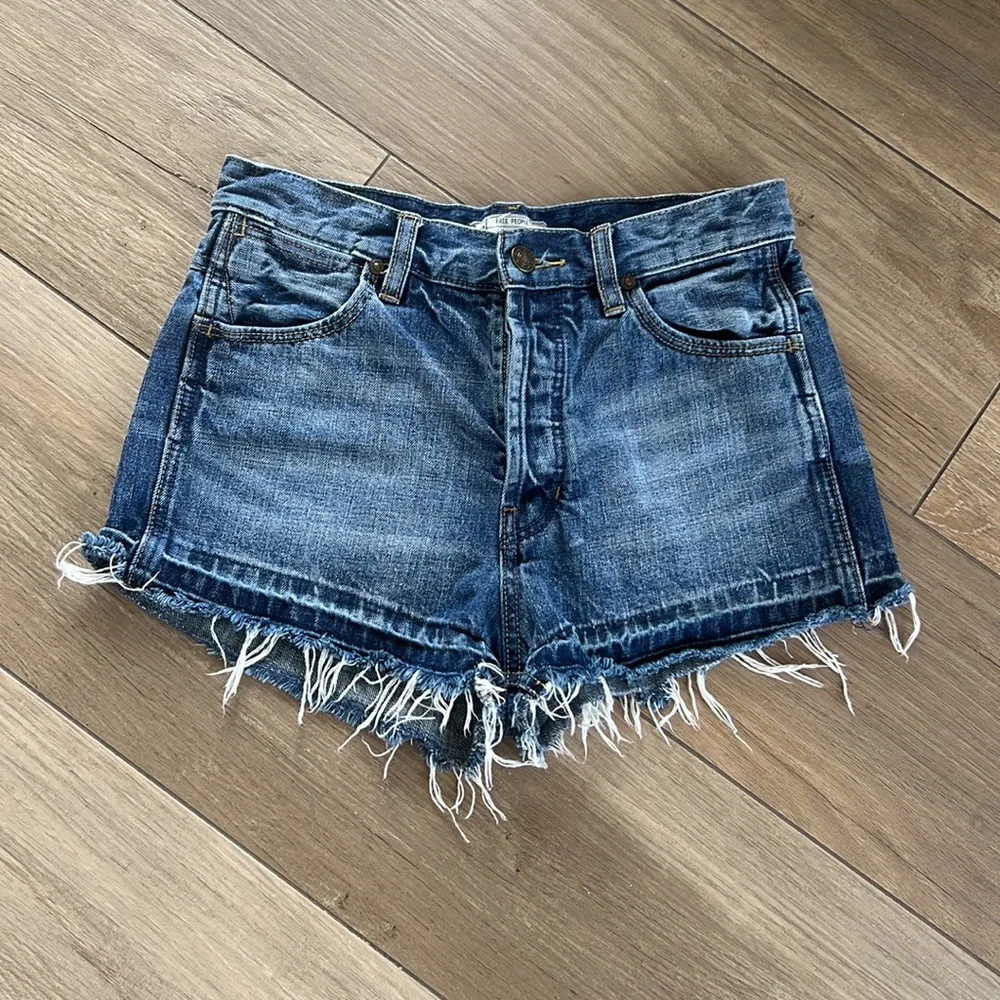 FREE PEOPLE Button Fly Distressed Raw Hem Denim Jean Cut Off Shorts 26